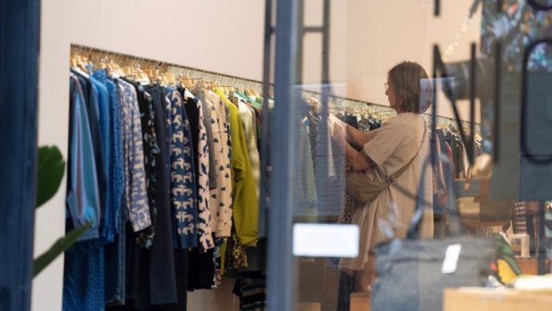 ep una clienta en una tienda de ropa
