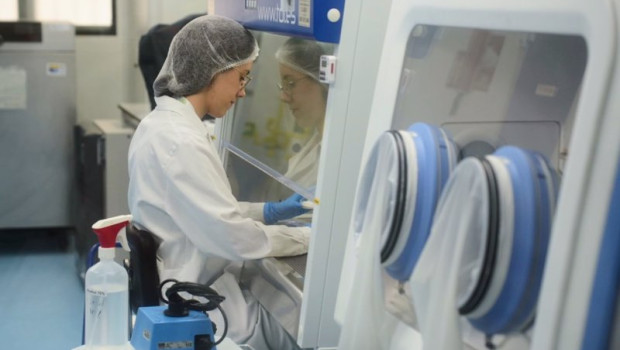 ep una investigadora trabajando en el laboratorio de bioseguridad de la universidad de cordoba