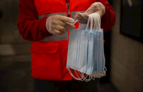 ep una voluntaria de cruz roja se prepara para entregar mascarillas en la estacion catalana de