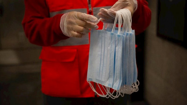 ep una voluntaria de cruz roja se prepara para entregar mascarillas en la estacion catalana de
