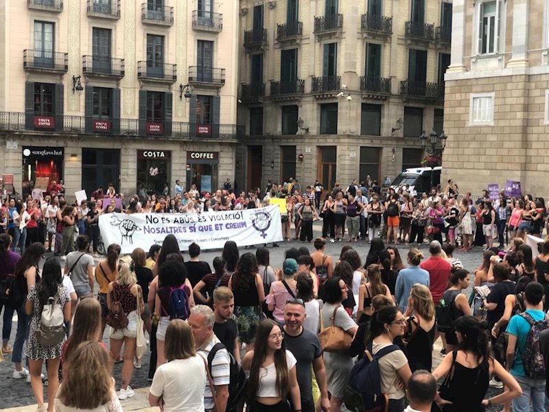 ep unas 200 personas se concentran en barcelona para apoyar a la victima de la manada de manresa ep unas 200 personas se concentran en barcelona para apoyar a la victima de la manada de manresa