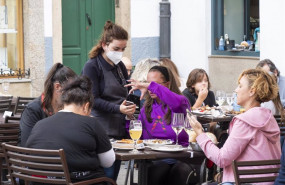 ep varias personas en la terraza de un bar 20211025092204