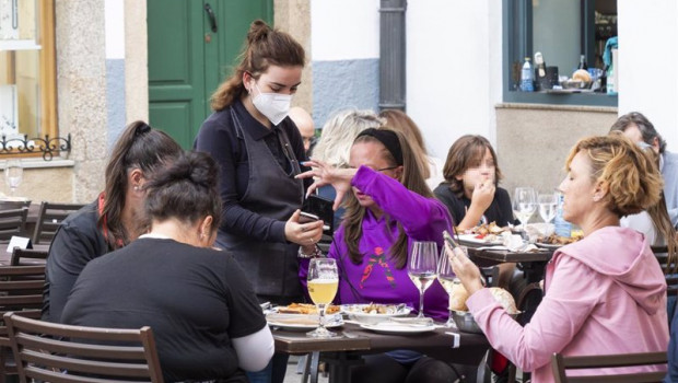 ep varias personas en la terraza de un bar 20211025092204
