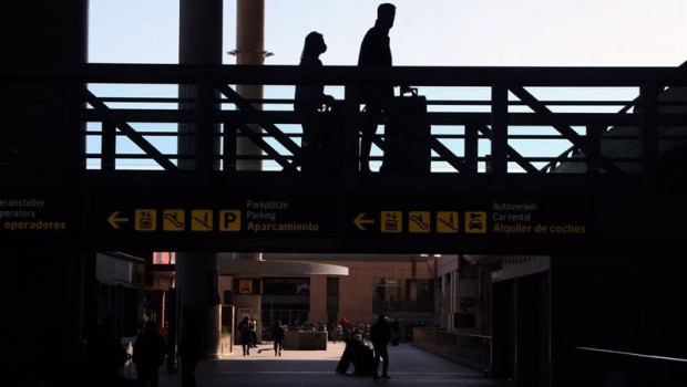 ep varios turistas de diferentes paises a la llegada del aeropuerto de malaga
