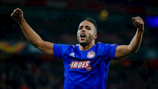ep youssef el arabi celebra un gol del olympiacos ante el arsenal en la liga europa