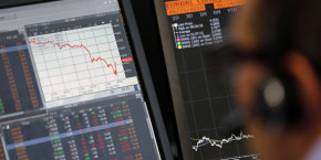 un directeur des ventes est assis pres d un ecran montrant les actions du cac 40 francais a paris 