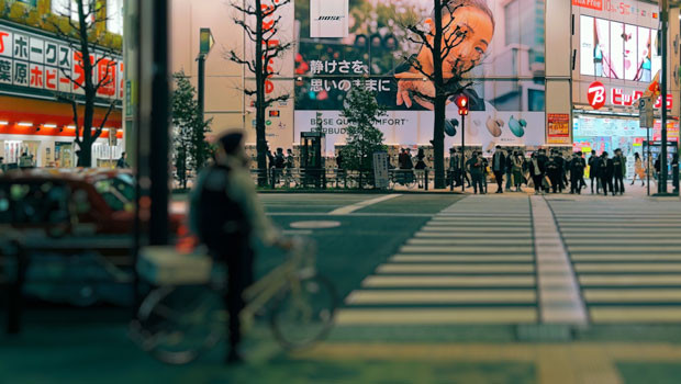 dl japan tokyo akihabara pedestrioans crossing shopping commuters general scene pb