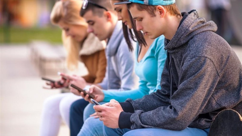ISTOCK - Archivo ep adolescentes usando moviles