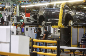 ep archivo   dos trabajadores con un vehiculo en una fabrica