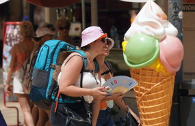 ep archivo turistas por las calles de malga con altas temperaturas a 11 de julio de 2023 en malaga ep archivo turistas por las calles de malga con altas temperaturas a 11 de julio de 2023 en malaga