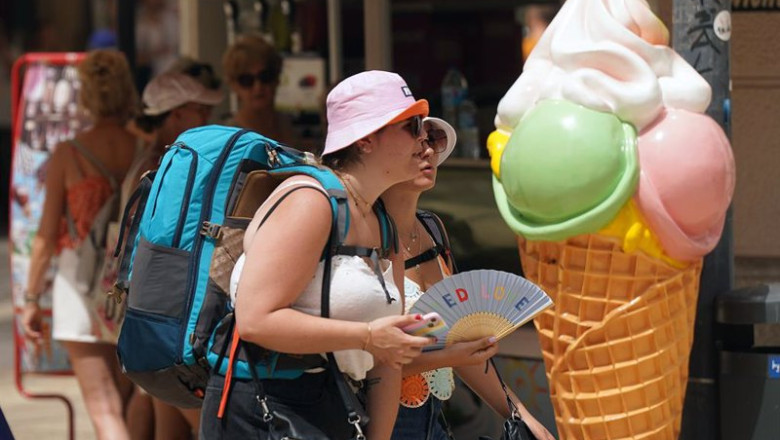 ep archivo turistas por las calles de malga con altas temperaturas a 11 de julio de 2023 en malaga ep archivo turistas por las calles de malga con altas temperaturas a 11 de julio de 2023 en malaga