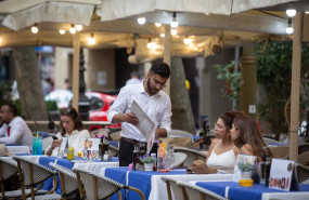 ep archivo un camarero atiende a una mesa en las ramblas a 15 de junio de 2022 en barcelona ep archivo un camarero atiende a una mesa en las ramblas a 15 de junio de 2022 en barcelona
