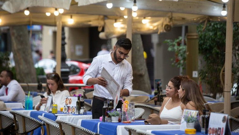 ep archivo   un camarero atiende a una mesa en las ramblas barcelona
