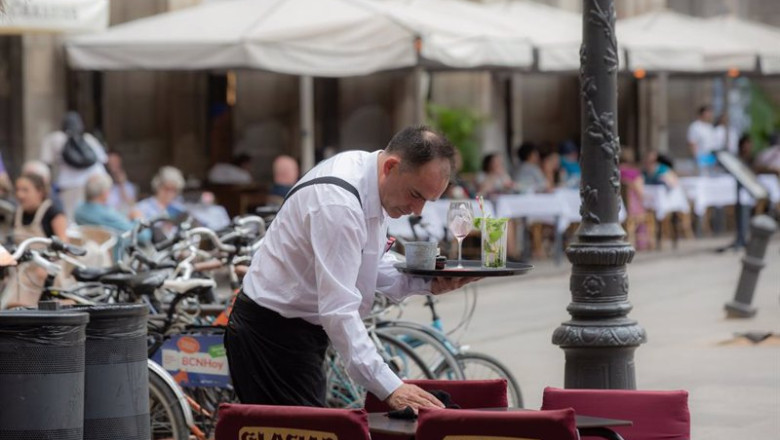 ep archivo un camarero limpiando una mesa en barcelona ep archivo un camarero limpiando una mesa en barcelona