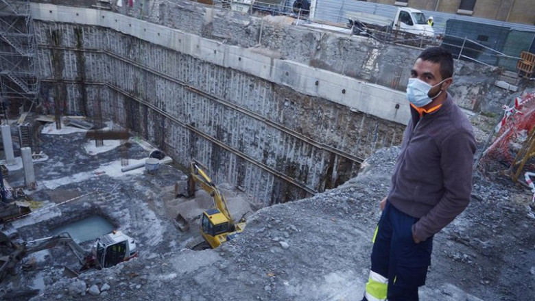 Archivo - Un trabajador de la construcción trabajando en una obra el día en el que se reactiva la actividad laboral no esencial en Navarra, el 14 de abril de 2020. | Eduardo Sanz - Europa Press - Archivo ep archivo un trabajador de la construccion trabajando en una obra el dia en el que se reactiva la