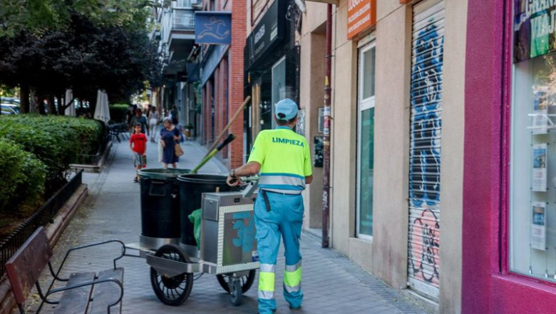 ep archivo una barrendera trabaja en la calle ep archivo una barrendera trabaja en la calle
