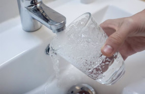 ep archivo   una persona llena un vaso de agua de un grifo a 23 de marzo de 2024