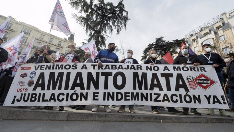 ep archivo varias personas con una pancarta en la que se lee amianto mata participan en una ep archivo varias personas con una pancarta en la que se lee amianto mata participan en una