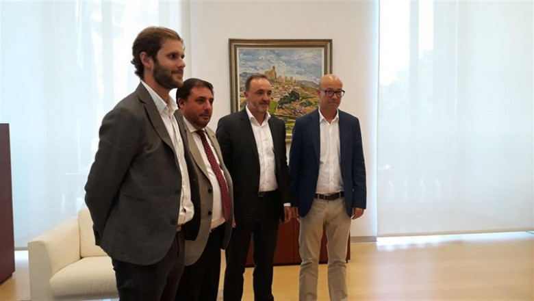 De izquierda a derecha, el parlamentario de Navarra Suma Alberto Bonilla, el presidente del Parlamento de Navarra, Unai Hualde, y los parlamentarios de Navarra Suma Javier Esparza y José Suárez. | EUROPA PRESS ep de izquierdaderecha parlamentarionavarra suma alberto bonilla presidenteparlamentonavarra unai hualde yparlamentariosnavarra suma javier esparzajose suarez