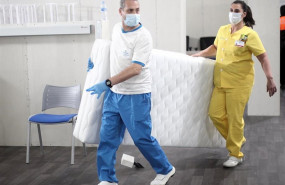 ep dos miembros del personal del hospital de fuenlabrada trasladan una cama durante el montaje