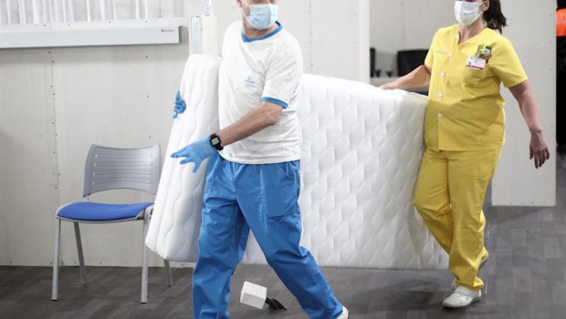 ep dos miembros del personal del hospital de fuenlabrada trasladan una cama durante el montaje