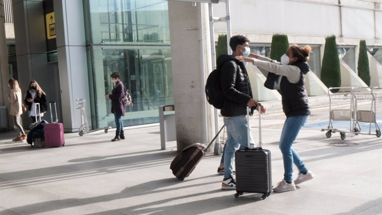 Dos personas se abrazan a las afueras del aeropuerto de Palma de Mallorca. | Isaac Buj - Europa Press - Archivo ep dos personas se abrazan a las afueras del aeropuerto de palma de mallorca