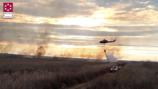 Efectivos trabajan en la extinción del fuego | CONSORCIO PROVINCIAL DE BOMBEROS DE CASTELLÓN ep efectivosenextincionfuego