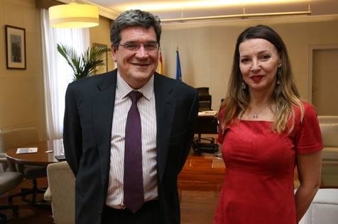El ministro de Inclusión, Seguridad Socail y Migraciones, José Luis Escrivá, y la secretaria general de Uatae, María José Landaburu. | MINISTERIO DE INCLUSIÓN Y SEGURIDAD SOCIAL ep el ministro de inclusion seguridad socail y migraciones jose luis escriva y la secretaria general