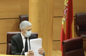 ep el ministro de interior fernando grande-marlaska ordena unos papeles durante su comparecencia