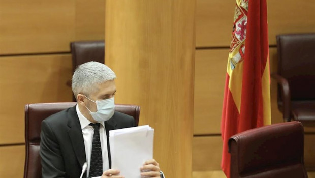 ep el ministro de interior fernando grande-marlaska ordena unos papeles durante su comparecencia
