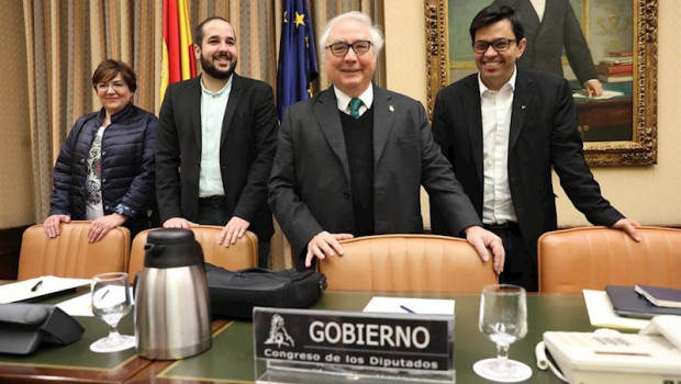 ep el ministro de universidades manuel castells y el secretario primero del congreso por en comu