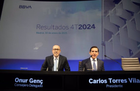 ep el presidente de bbva carlos torres vila d y el consejero delegado onur gen i durante una rueda