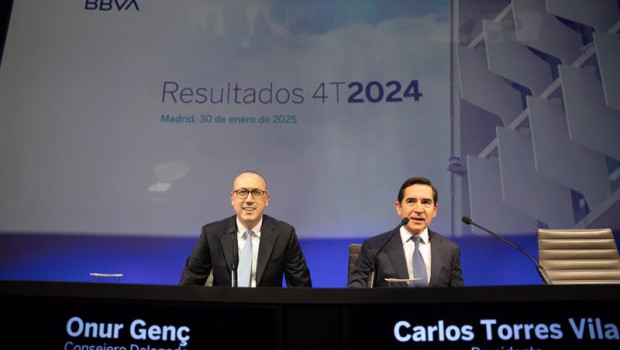ep el presidente de bbva carlos torres vila d y el consejero delegado onur gen i durante una rueda