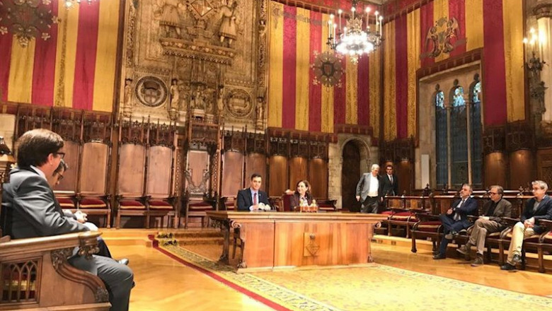 ep el presidente del gobierno pedro sanchez y la alcaldesa de barcelona ada colau al reunirse en el