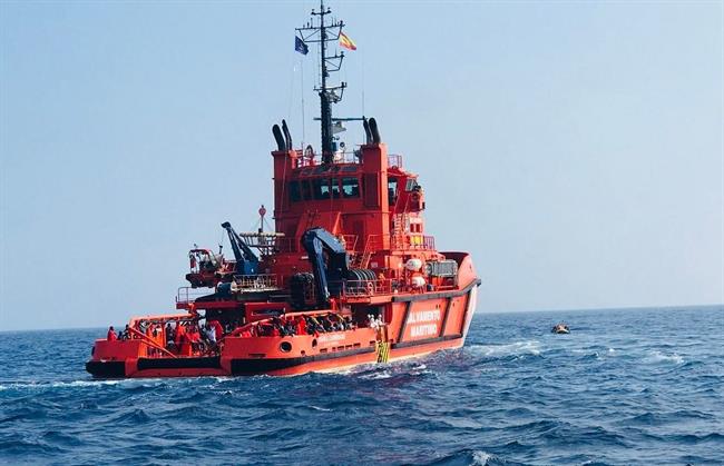 Embarcación de Salvamento Marítimo con personas rescatadas | SALVAMENTO MARÍTIMO ep embarcacionsalvamento maritimopersonas rescatadas