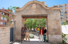 ep encarna isabel y lydia pinero con isabel garcia en la primera casa del barrio el terreno palma de