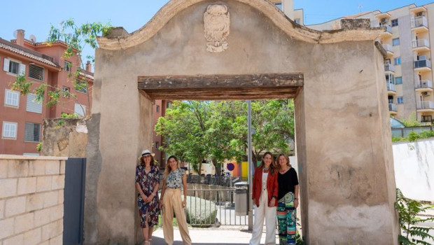 ep encarna isabel y lydia pinero con isabel garcia en la primera casa del barrio el terreno palma de