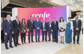 ep foto de familia de representantes de renfe en fitur junto al ministro de transportes y movilidad