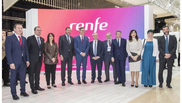 ep foto de familia de representantes de renfe en fitur junto al ministro de transportes y movilidad