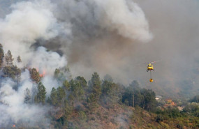 ep helicoptero bombardero trabaja para extinguir el fuego a 17 de agosto de 2025 en quiroga lugo 20250819112103