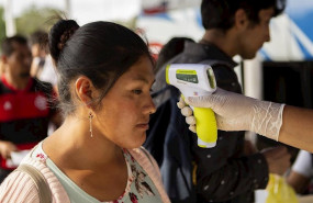 ep imagen de una mujer tomandose la temperatura en chile