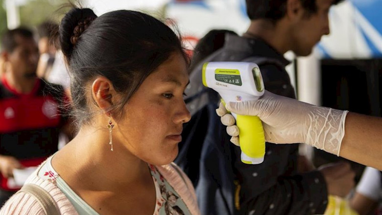 ep imagen de una mujer tomandose la temperatura en chile