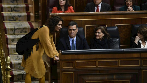ep la ministra de hacienda maria jesus montero habla con el presidente y la vicepresidenta del