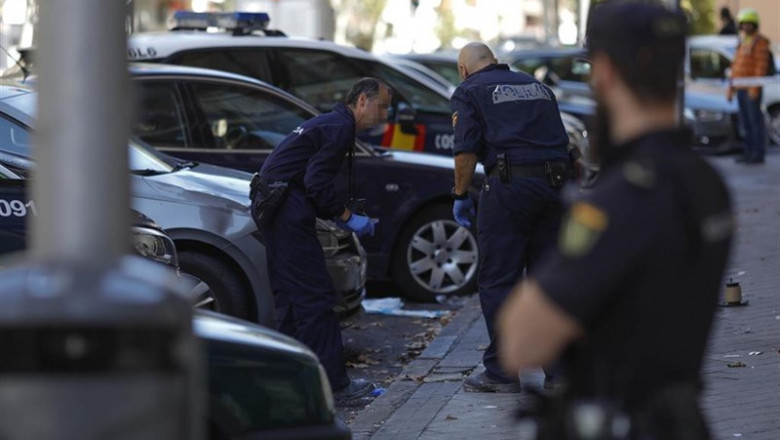 La policía forense trabaja junto al domicilio, situado en la calle Infanta Mercedes de Madrid, donde una mujer se ha lanzado hoy junto a su hija de dos años desde una segunda planta, en Madrid (España), a 18 de septiembre de 2019. | Marta Fernández Jara - Europa Press ep la policia forense trabaja junto al domicilio situado en la calle infanta mercedes de madrid