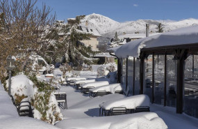 ep la terraza de un bar cubierta de nieve en cerceda espana a 10 de enero de 2021 la comunidad de