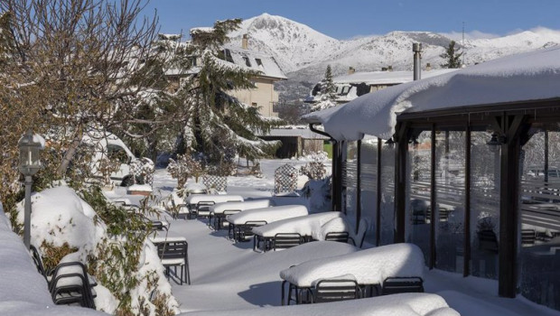 ep la terraza de un bar cubierta de nieve en cerceda espana a 10 de enero de 2021 la comunidad de