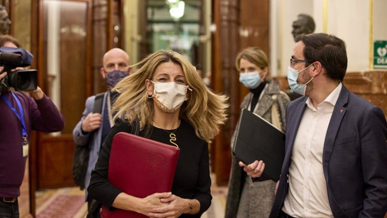 La vicepresidenta segunda y ministra de Trabajo, Yolanda Díaz, y el ministro de Consumo, Alberto Garzón, a su llegada a una sesión plenaria en el Congreso | Jesús Hellín - Europa Press ep la vicepresidenta segunda y ministra de trabajo yolanda diaz y el ministro de consumo alberto