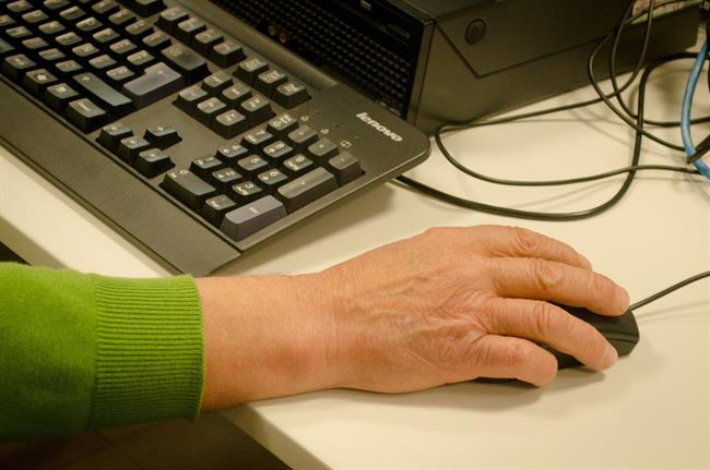 Mano de jubilado, personas mayores, clases de internet, centro de mayores | EUROPA PRESS ep manojubilado personas mayores clasesinternet centromayores