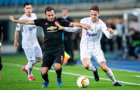 ep rene renner pelea por el balon con juan mata en un lask-manchester united
