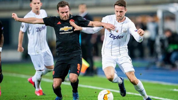ep rene renner pelea por el balon con juan mata en un lask-manchester united